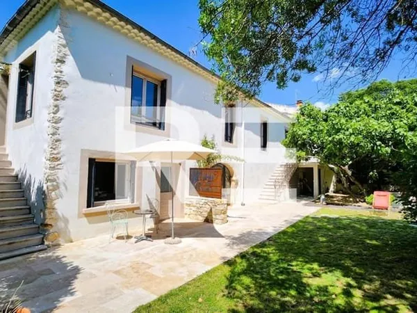 Ensemble immobilier d'exception, prêt à exploiter, proche d'Uzès