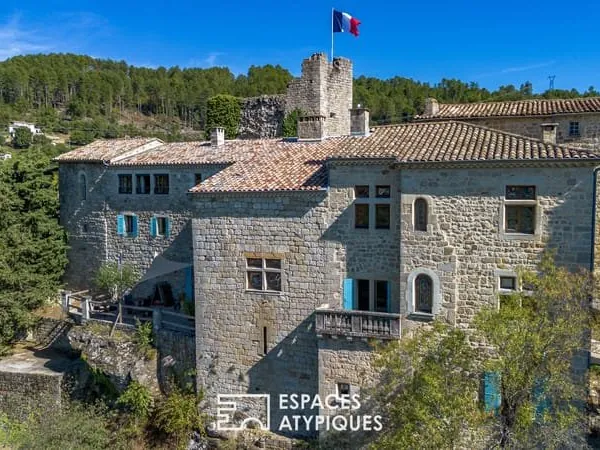 Château rénové avec chambres d'hôtes, jardins en terrasses et vaste vue dominante
