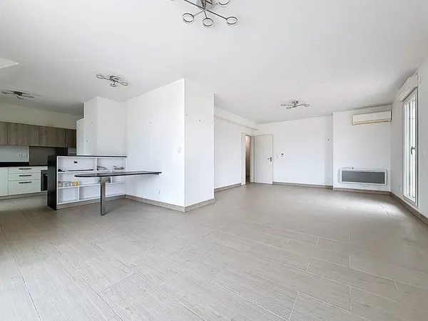 Spacieux T4/5 en dernier étage avec sa terrasse de 95 m2 - u
