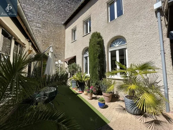 A VENDRE Centre-Ville NUITS ST GEORGES maison avec cour priv