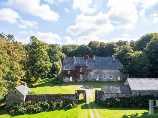 Vends, proche de Quintin, un manoir du 16e s. 405m², Inscrit MH et son parc de 6 ha