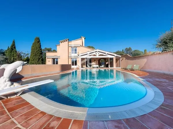 Superbe villa rénovée de 415 m² à Mougins - Piscine chauffée, terrain de 3 600 m², proche commodités