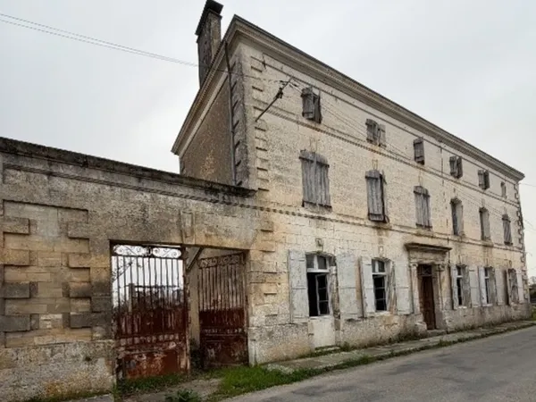 Agris. Maison de 300 m² à finir de rénover