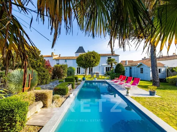 Propriété au coeur d'un village de 270m² avec piscine