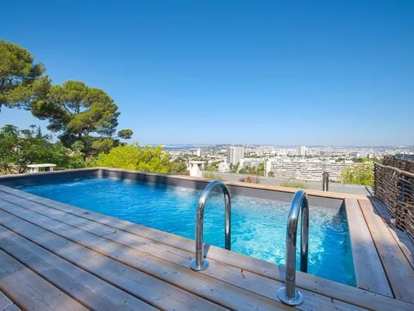 Maison contemporaine avec piscine sur le toit quartier Valma