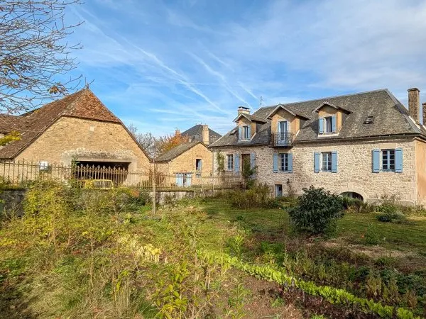 Maison en Pierre Rénovée avec Granges, Terrain et Vue Campagne