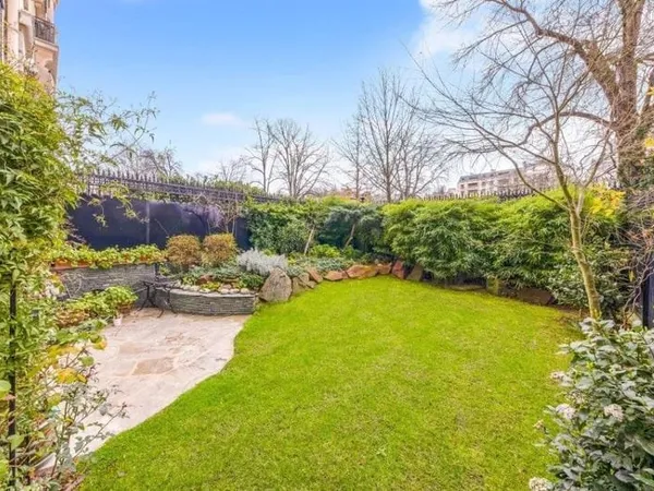 Avenue Foch - Place de l'Étoile. Superbe appartement de 194m² avec 81m² de Jardin plein Sud. Rare.
