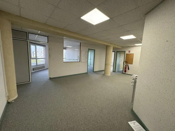 Bureau et espace de travail Location Saint-Pierre-des-Corps  107m² 1050€