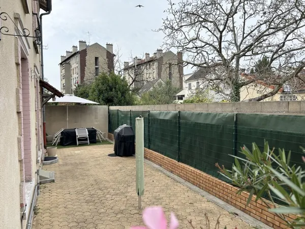 Pavillon de 5 pièces avec sous sol et terrasse