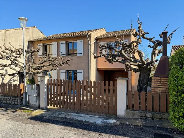 Jolie maison avec jardin dans un petit lotissement calme et