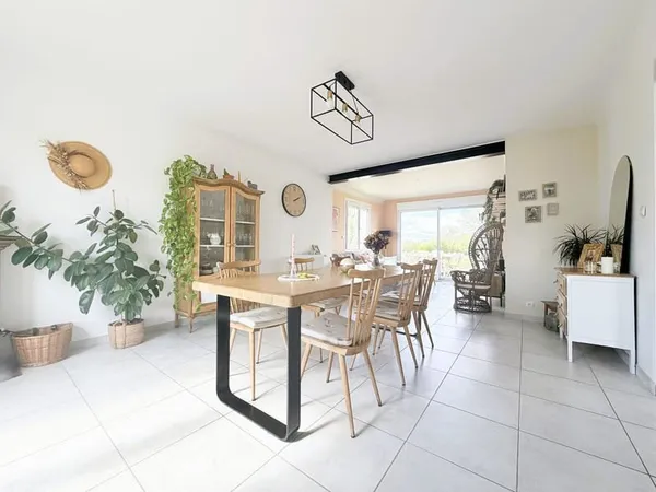 Maison familiale avec jardin.