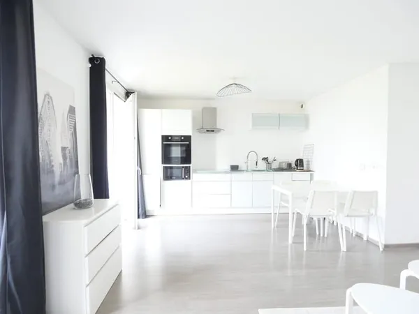 À louer 680 EUR par mois à Lille : appartement avec balcon et