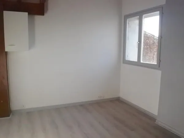 Studio rénové dans le centre de Preignac