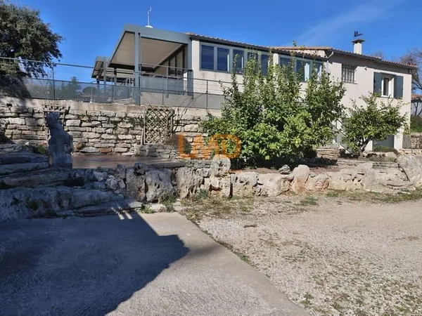 Maison en position dominante