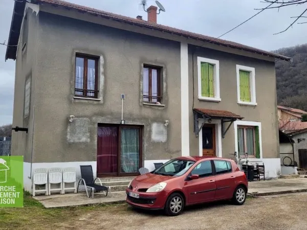 Maison individuel avec grand terrain.