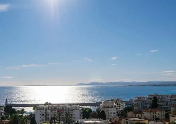 A vendre 100 m2, Bas Mont Boron, terrasse, vue mer