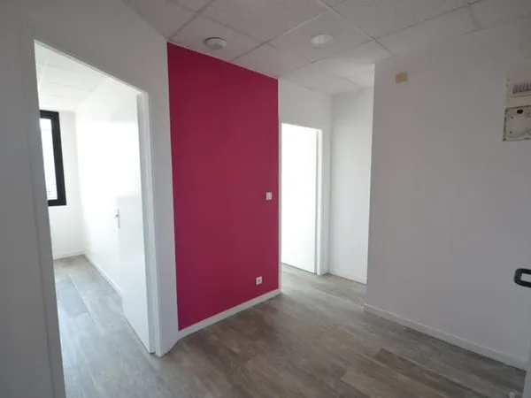 LOCATION BUREAU REZE - Idéalement situé