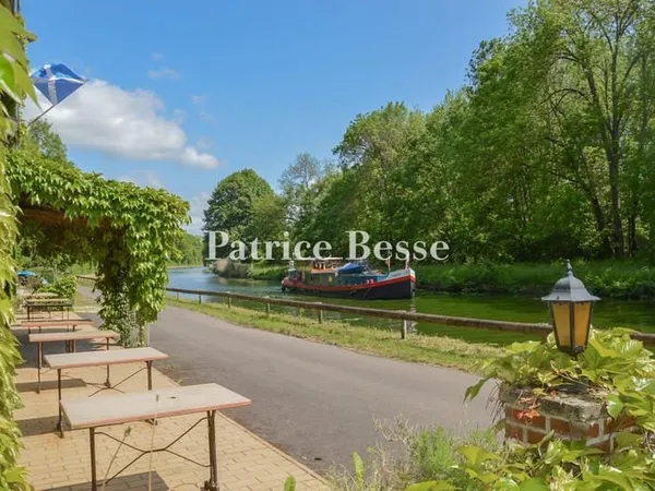 Dans la région Centre-Val de Loire, au coeur de la vallée du Loing, 'l'auberge Écossaise' et sa mais