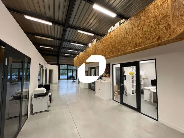 Local d'activité 245 m²