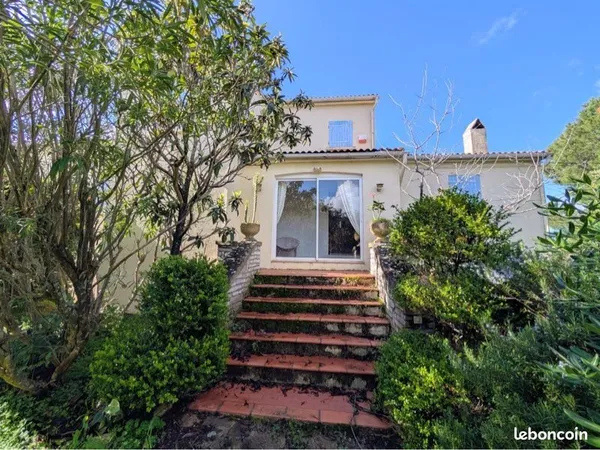 Grande maison de 1 500 m2 avec jardin à Oletta