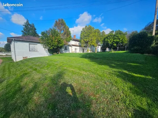 Maison à rénover de 235 m² sur 1200 m² de terrain à la campagne