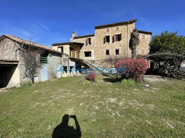 Mas en pierres possibilités 3 logements avec 1,5 ha de terrain plat idéal chevaux