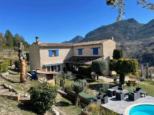 Maison 6 pièces 179 m² - Terrain 5696 m² - Piscine