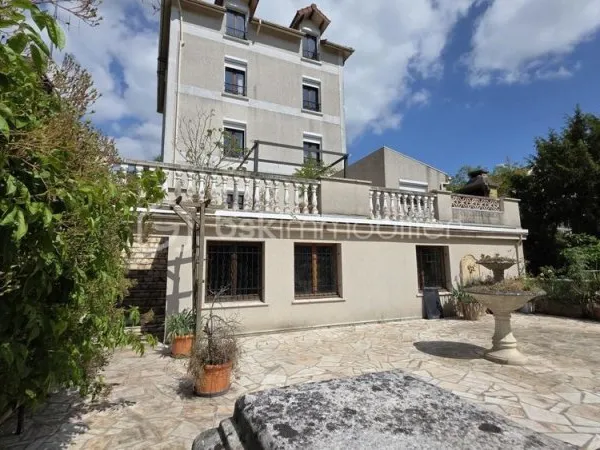 Maison - 6 chambres - bureaux - terrain 1500 m2 - sous-sol et parkings