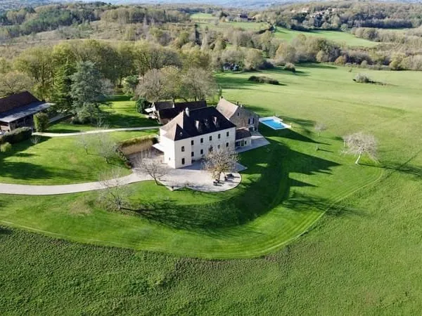 Vue Époustouflante ! Propriété de Caractère avec Gîtes au Coeur de 27 Ha de Nature Périgourdine.