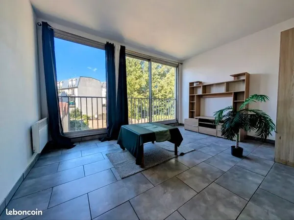 Studio 22 m2 à 200m du RER