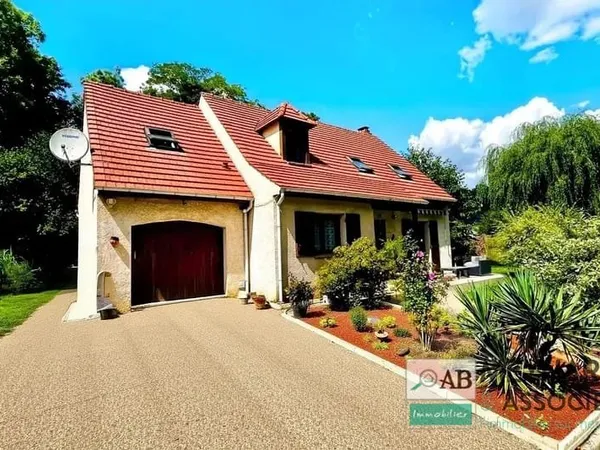 Maison indépendante-5 chambres-Garage-1384 m2 de terrain.