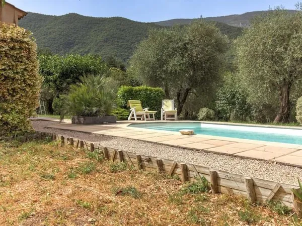Roquesteron//Maison plain pied//100 m²//4 Pièces//Jardin//Piscine