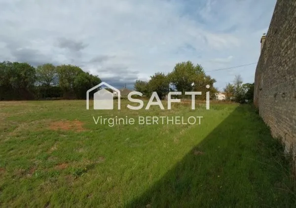 TERRAIN CONSTRUCTIBLE D'ENVIRON 879 M2 A CHAMPBERTRAND!
