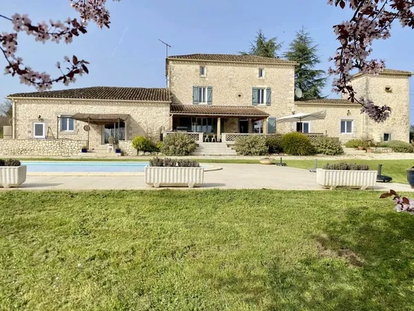 Très belles prestations pour ce mas en pierre proche de la bastide de Monflanquin