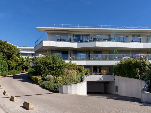 Résidence sécurisée, 2 pièces terrasse, piscine.