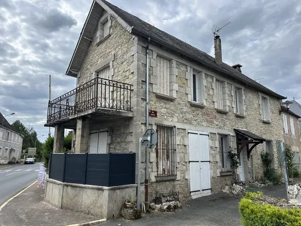 Maison en pierre type T4 avec garage Centre de Bétaille 46