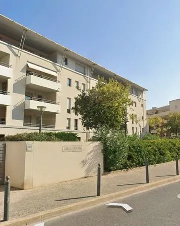 BOX fermé près du port 13m2