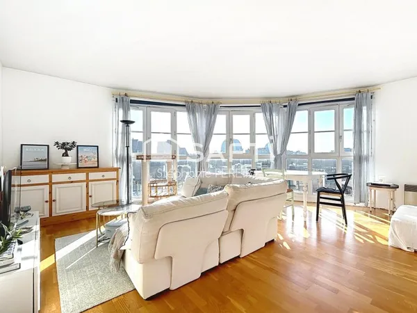 Appartement avec séjour lumineux, cave et parking