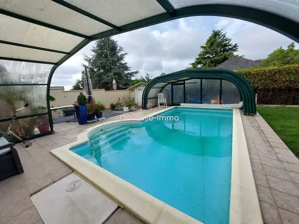Pavillon familial sur sous-sol avec piscine couverte