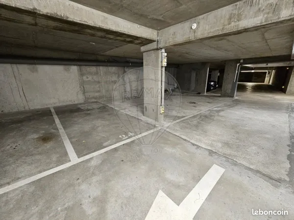 DISPONIBLE IMMEDIATEMENT - 150 m gare Mantes-la-Jolie - LIGNES J & N, RER E - Grande place de parkin