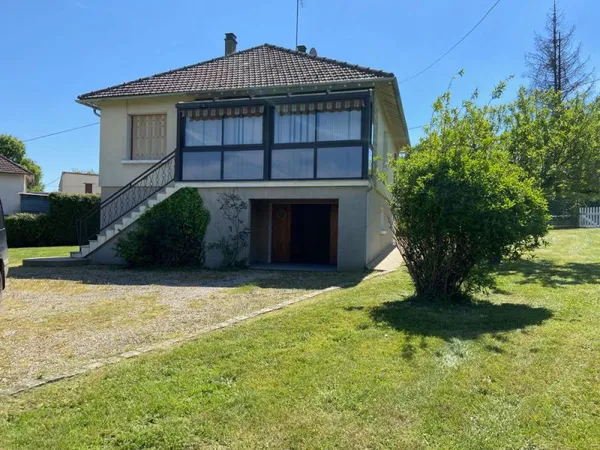 A TOUCY, Maison de 63 m2, lumineuse, surélevée d'un sous-sol total de 42 m2, grand garage de 34 m2 i