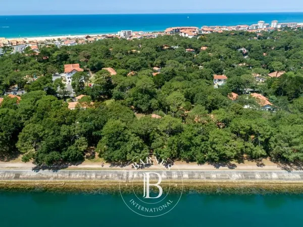 HOSSEGOR, CENTRE VILLE, ENTRE CANAL ET OCÉAN, TRÈS BEAU TERRAIN PLAT DE 1300 M²