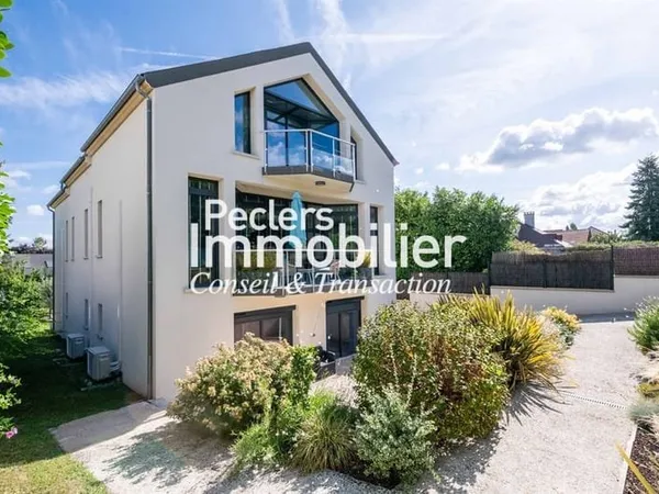Superbe maison d'architecte à Buzenval - 6 suites, jardin paysagé avec piscine