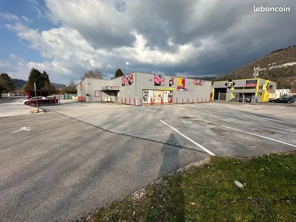 LOCAL COMMERCIAL / BÂTIMENT PROFESSIONNEL 850 m² À LOUER - MONTRÉAL-LA-CLUSE