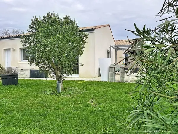 Maison contemporaine de plain-pied 3 chambres, garage, jardin
