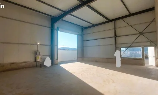 Entrepôt activité / stockage 138 m² (Peyrolles-en-Provence 13860)