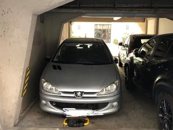Parking voiture rue Lévis / Legendre
