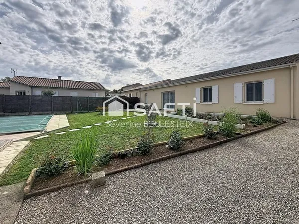 Belle maison de plain-pied avec piscine sur terrain clos de 706 m²