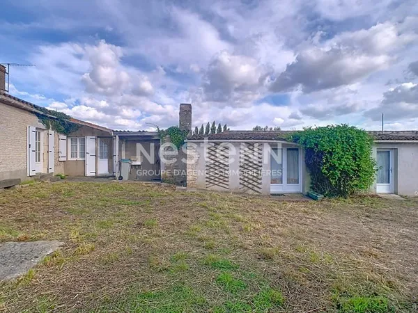 À vendre Charmante maison ancienne avec studio indépendant à Angles.
