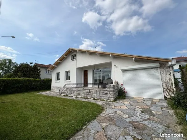 Maison d'habitation avec jardin verdoyant